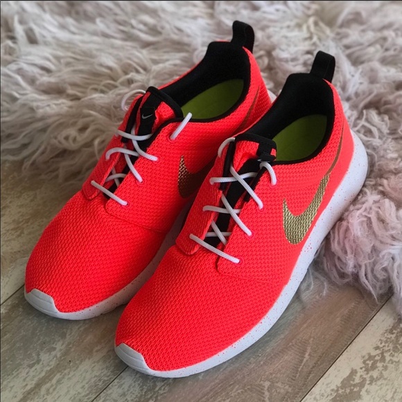 NWT Nike ID Roshe one Custom Gold swoosh - Picture 2 of 8